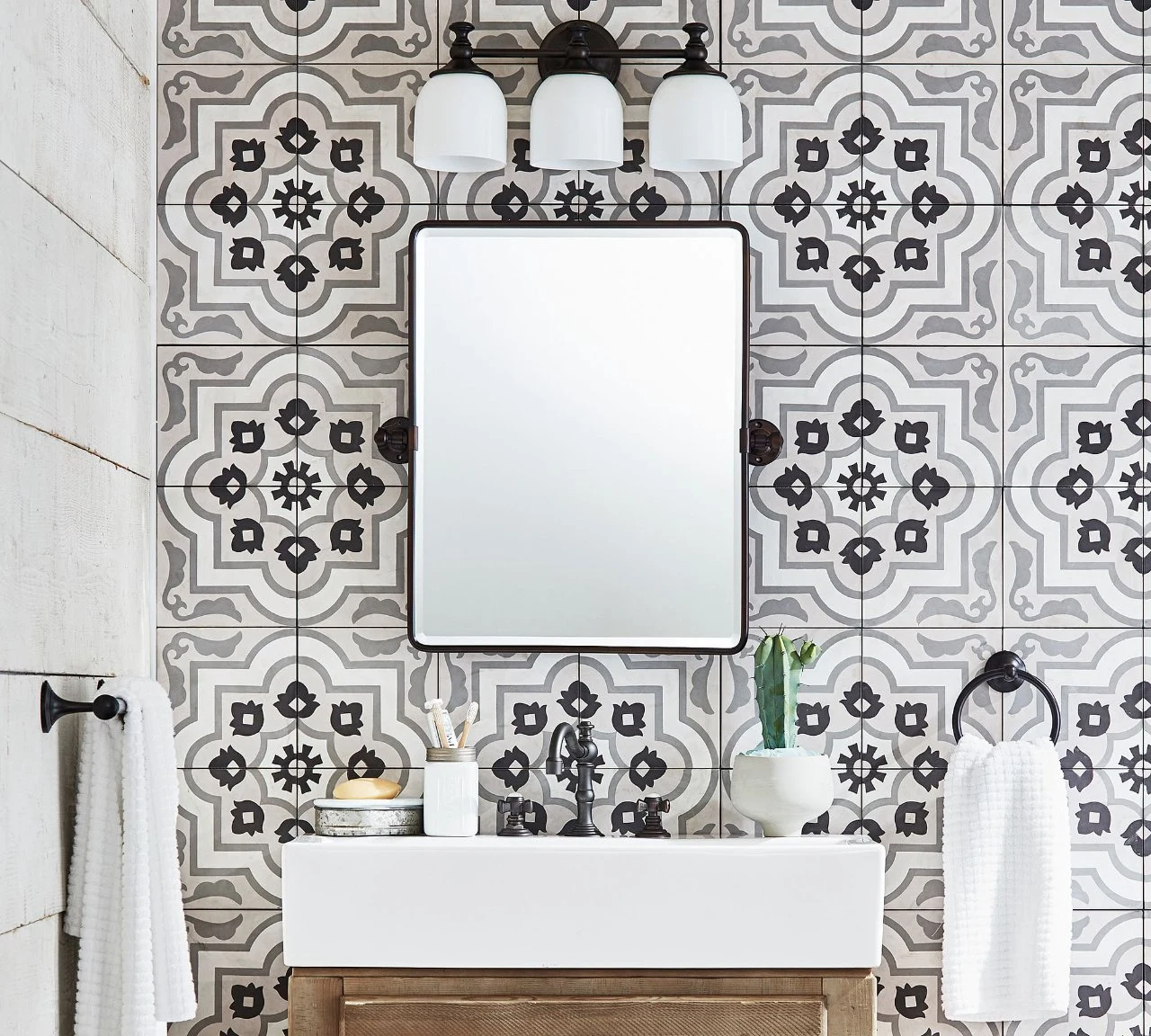 Anmutige Hotel-Wanddekoration, moderner Luxus-Toilettenspiegel, benutzerdefinierter Badezimmerspiegel