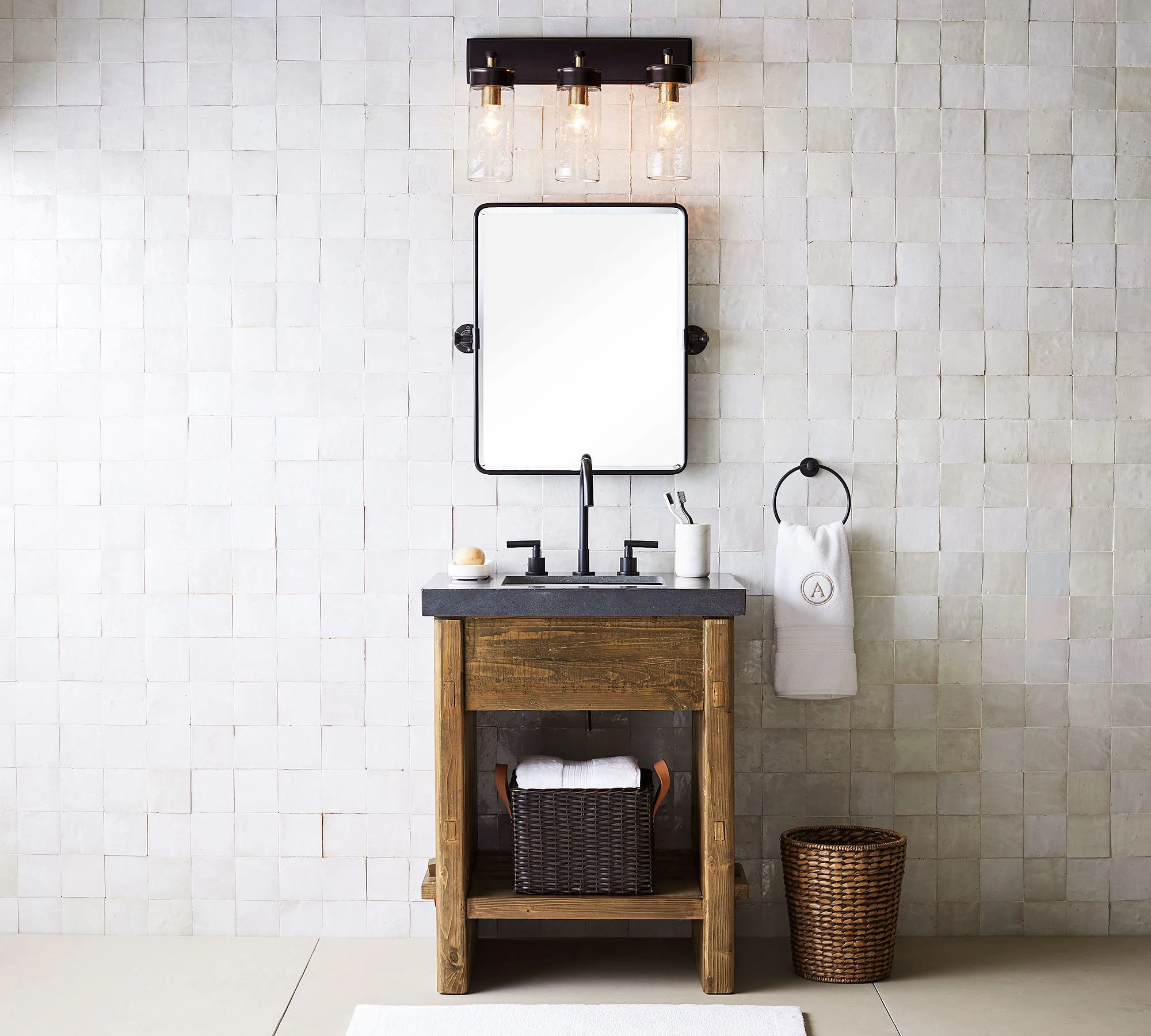 Anmutige Hotel-Wanddekoration, moderner Luxus-Toilettenspiegel, benutzerdefinierter Badezimmerspiegel