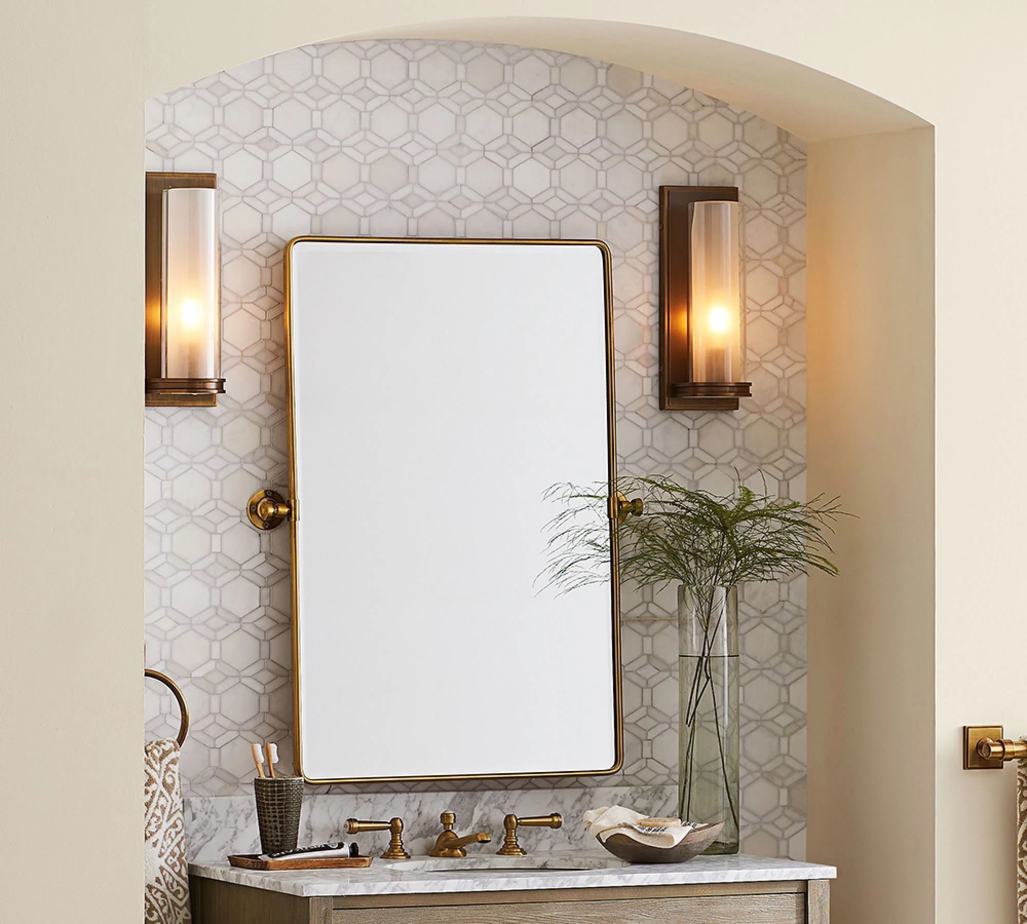Anmutige Hotel-Wanddekoration, moderner Luxus-Toilettenspiegel, benutzerdefinierter Badezimmerspiegel